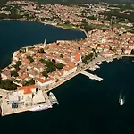Apartment 5203-1 For 6 Pers In Porec